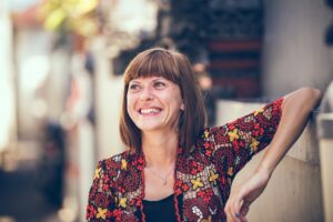women-bangs-outside